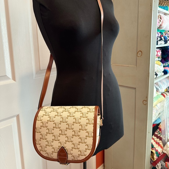 COPY - CELINE MEDIUM FOLCO BAG IN TRIOMPHE CANVAS AND CALFSKIN NEW W/Tags & Dus… - Picture 13 of 16